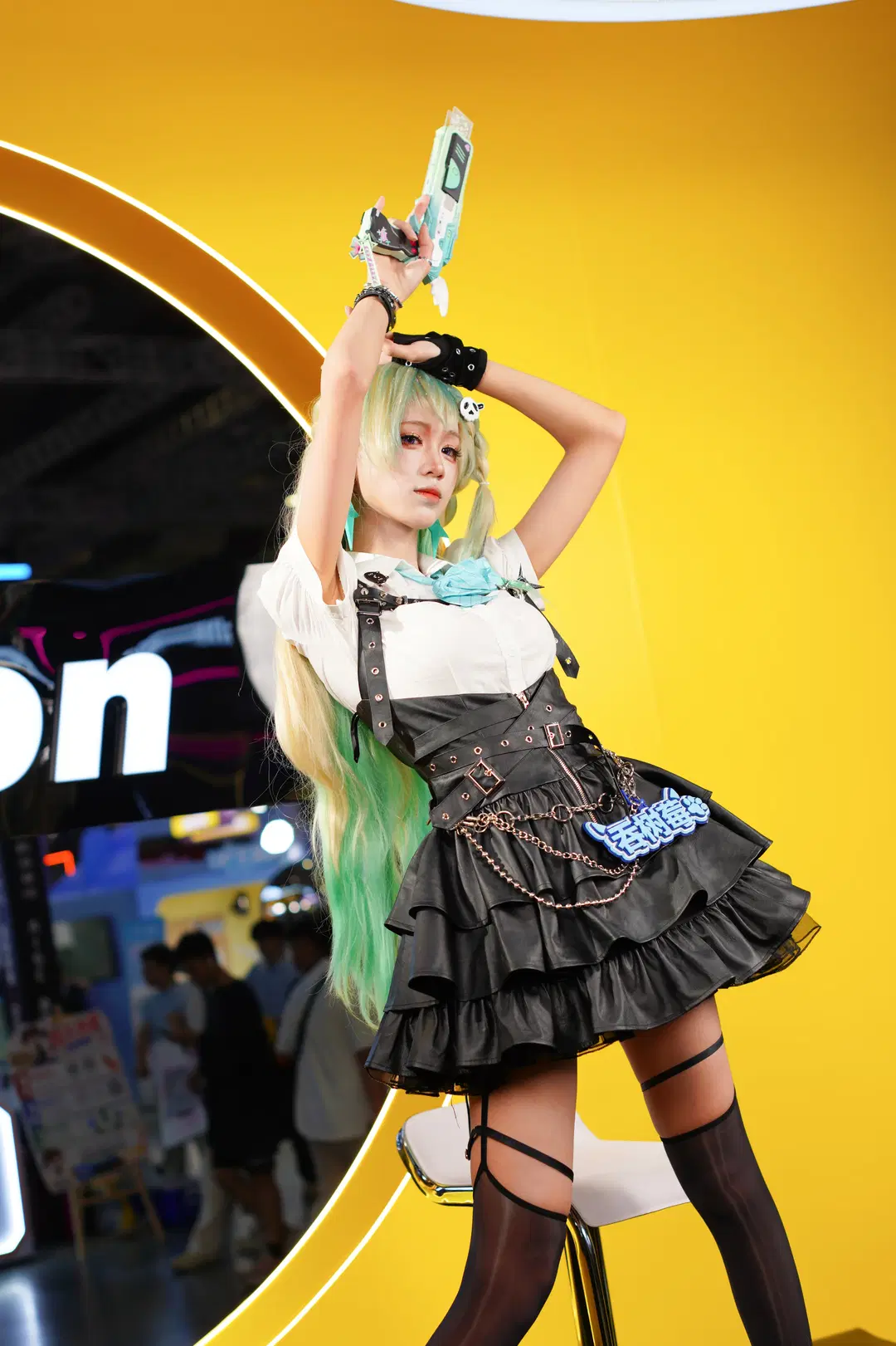 [Lynae cosplay] Wuthering Waves Bilibili World: This Leather Skirt & Black Stockings Look Is So Badass by 雷霆大屑绒 - Image 2