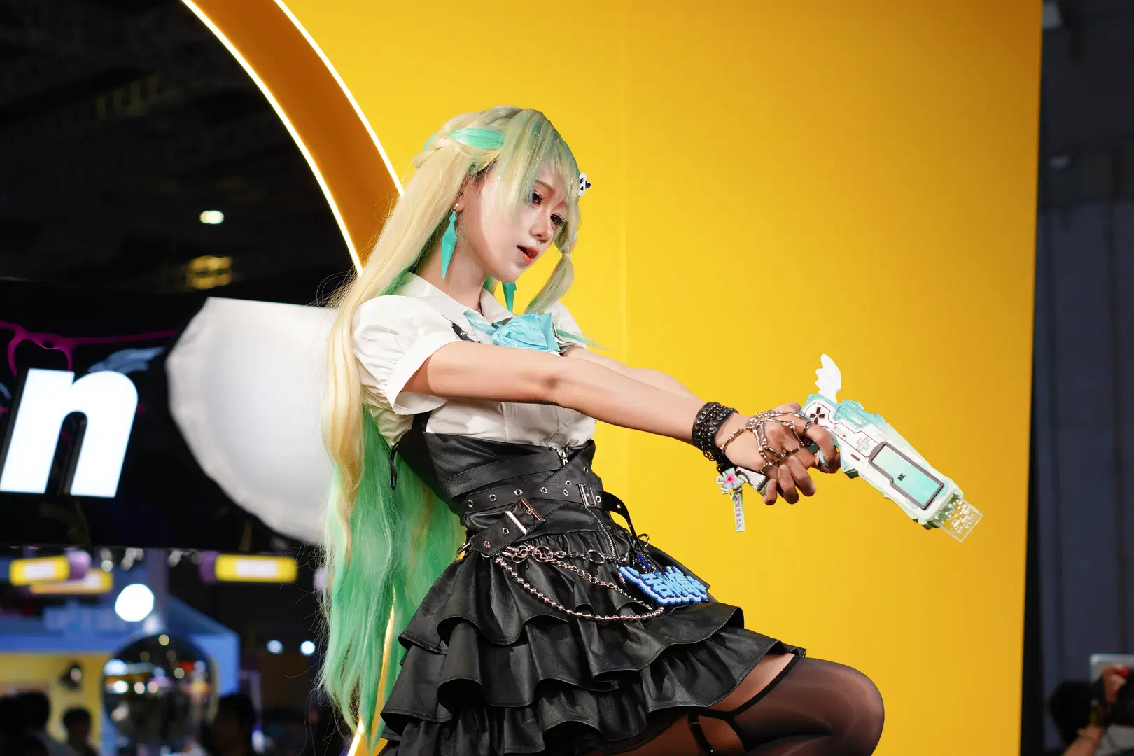 [Lynae cosplay] Wuthering Waves Bilibili World: This Leather Skirt & Black Stockings Look Is So Badass by 雷霆大屑绒 - Image 3