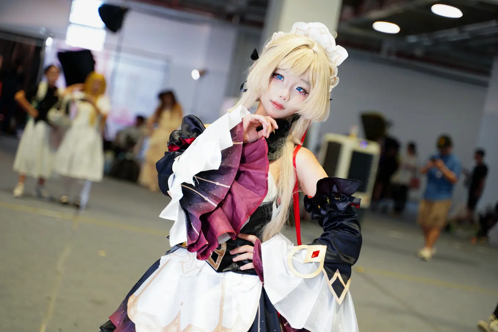 Sandrone Cosplay, Convention photos, Vintage dress, Blonde hair and blue eyes, Folding fan prop