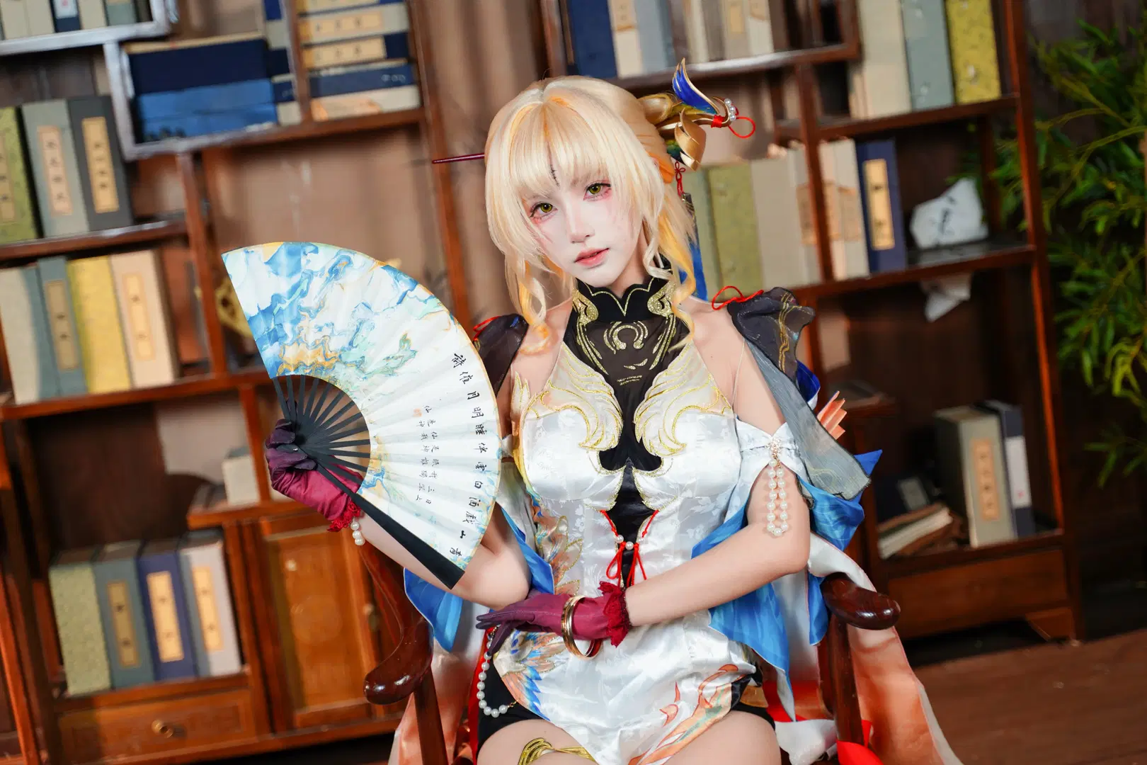 【穂穂コスプレ】『鳴潮』中国風の折り扇とほろ酔いメイクが紡ぐ幻想美 - 雷霆大屑绒 - 2枚目