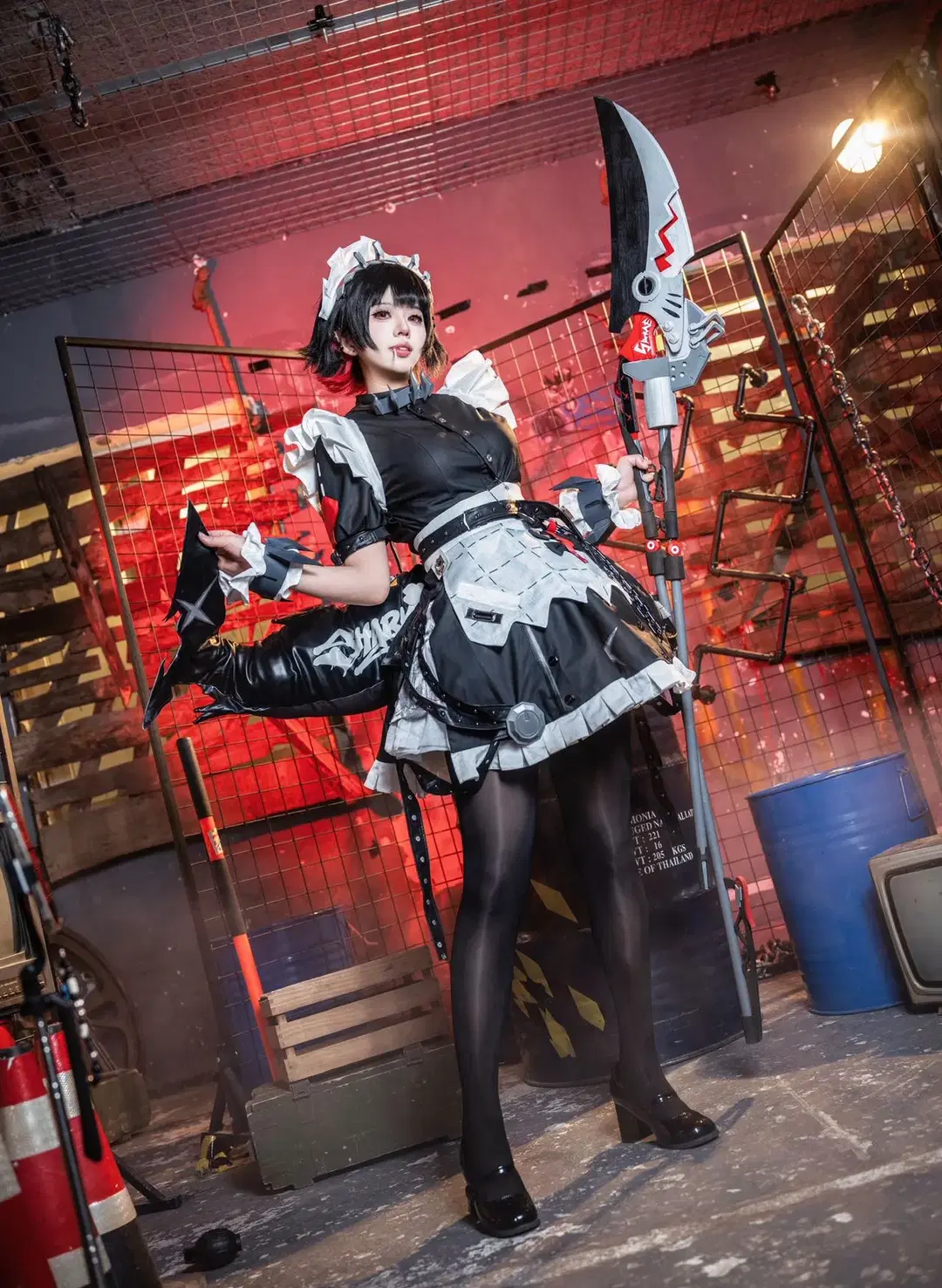 【エレン・ジョー コスプレ】『ゼンレスゾーンゼロ』サメ娘、ミリタリー風スタジオで魅せる黒ストッキングと大太刀 - 北京摄影-卡尔 - 2枚目