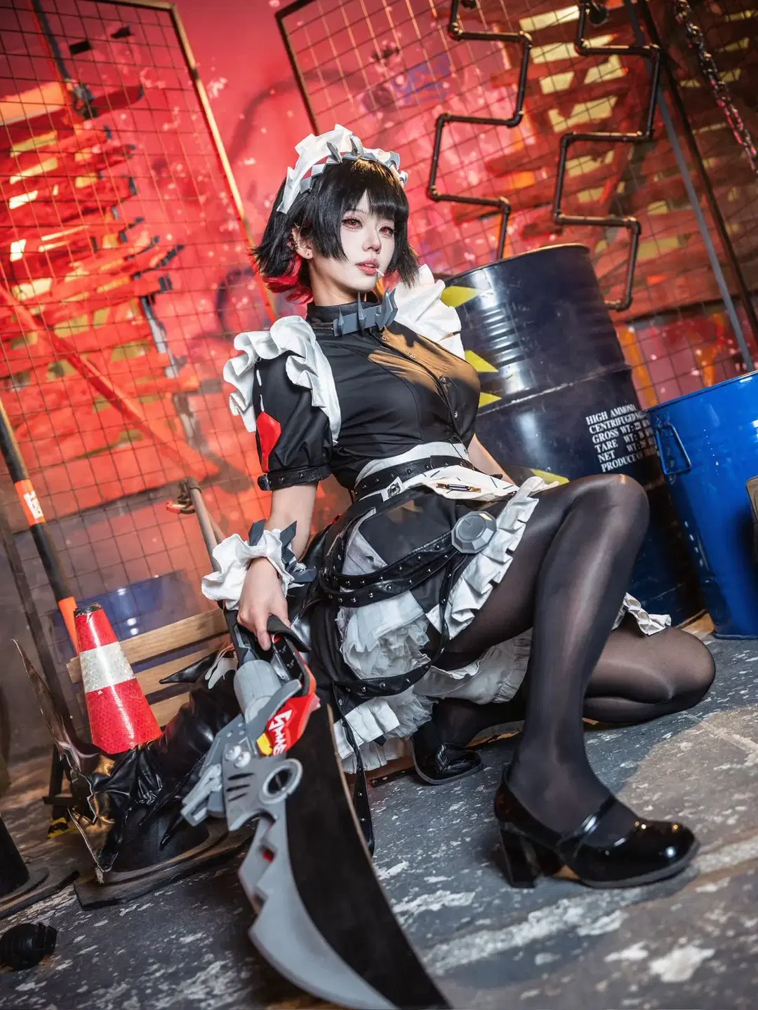 【エレン・ジョー コスプレ】『ゼンレスゾーンゼロ』サメ娘、ミリタリー風スタジオで魅せる黒ストッキングと大太刀 - 北京摄影-卡尔 - 4枚目