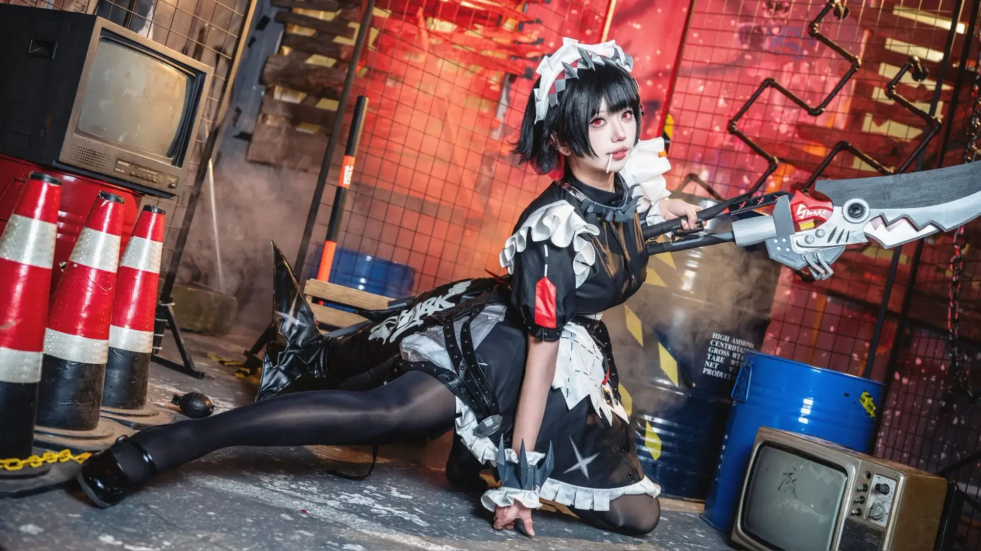 【エレン・ジョー コスプレ】『ゼンレスゾーンゼロ』サメ娘、ミリタリー風スタジオで魅せる黒ストッキングと大太刀 - 北京摄影-卡尔 - 6枚目