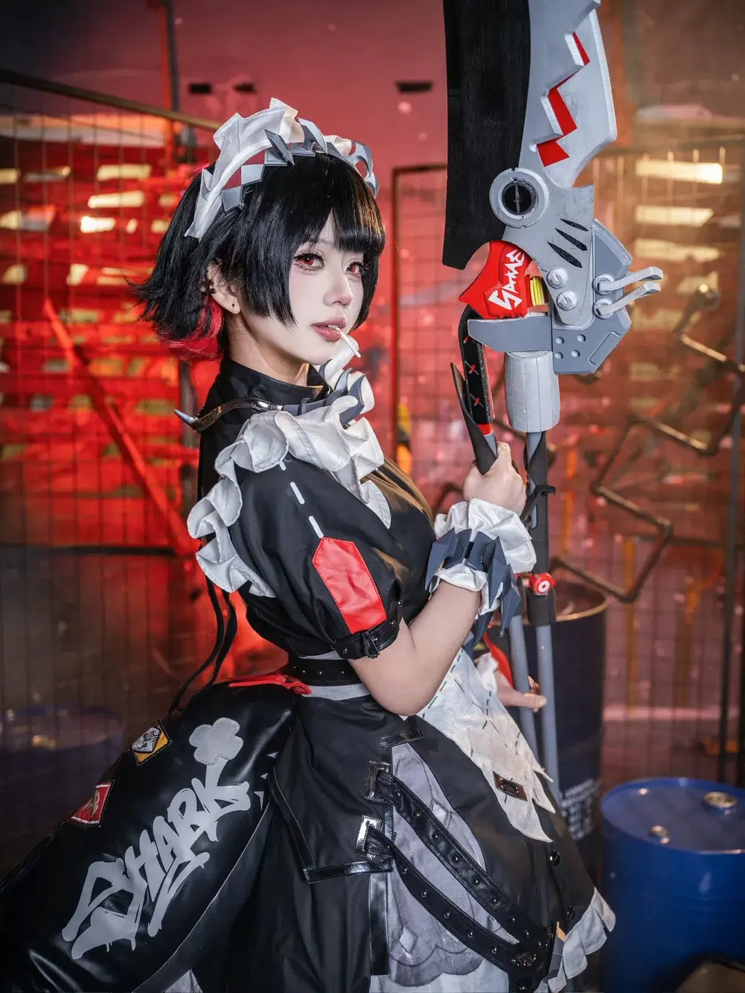 【エレン・ジョー コスプレ】『ゼンレスゾーンゼロ』サメ娘、ミリタリー風スタジオで魅せる黒ストッキングと大太刀 - 北京摄影-卡尔 - 7枚目