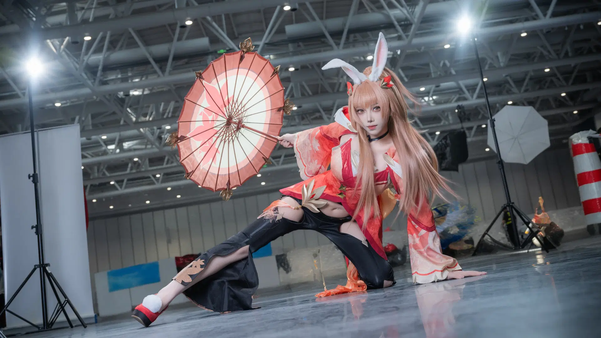 【Gongsun Li Cosplay】The Bunny-Eared Maiden Under the Red Umbrella from Honor of Kings: Sharing July 19 IDO Convention Photos by 北京摄影-卡尔 - Image 2