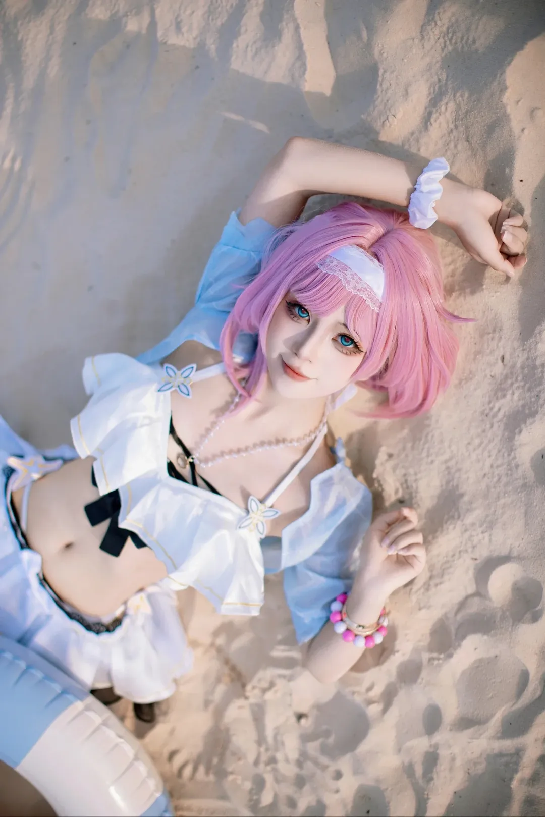 爱莉希雅cos, cosplay, 夏日摄影, 粉发美瞳, 沙滩写真 - 第1张
