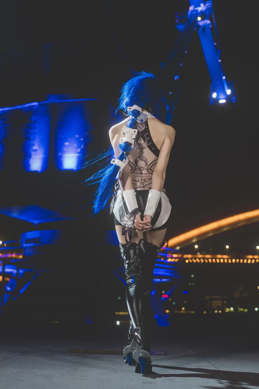 [Promeia cosplay] Mechanical Textures of Zenless Zone Zero Harmonizing Flawlessly with Nightscapes by Takyi柒月 - Image 3
