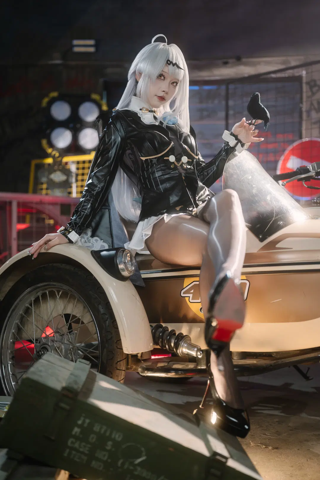 【Yixuan cosplay】Chilling Aura and Textured Patent Leather in an Industrial Venue by Takyi柒月 - Image 2