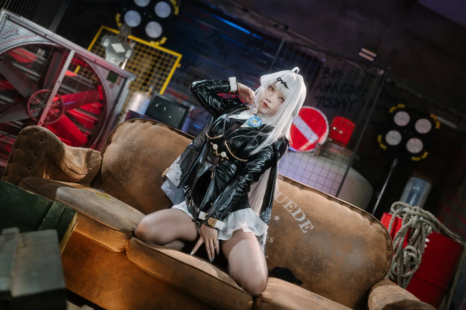 【Yixuan cosplay】Chilling Aura and Textured Patent Leather in an Industrial Venue by Takyi柒月 - Image 4