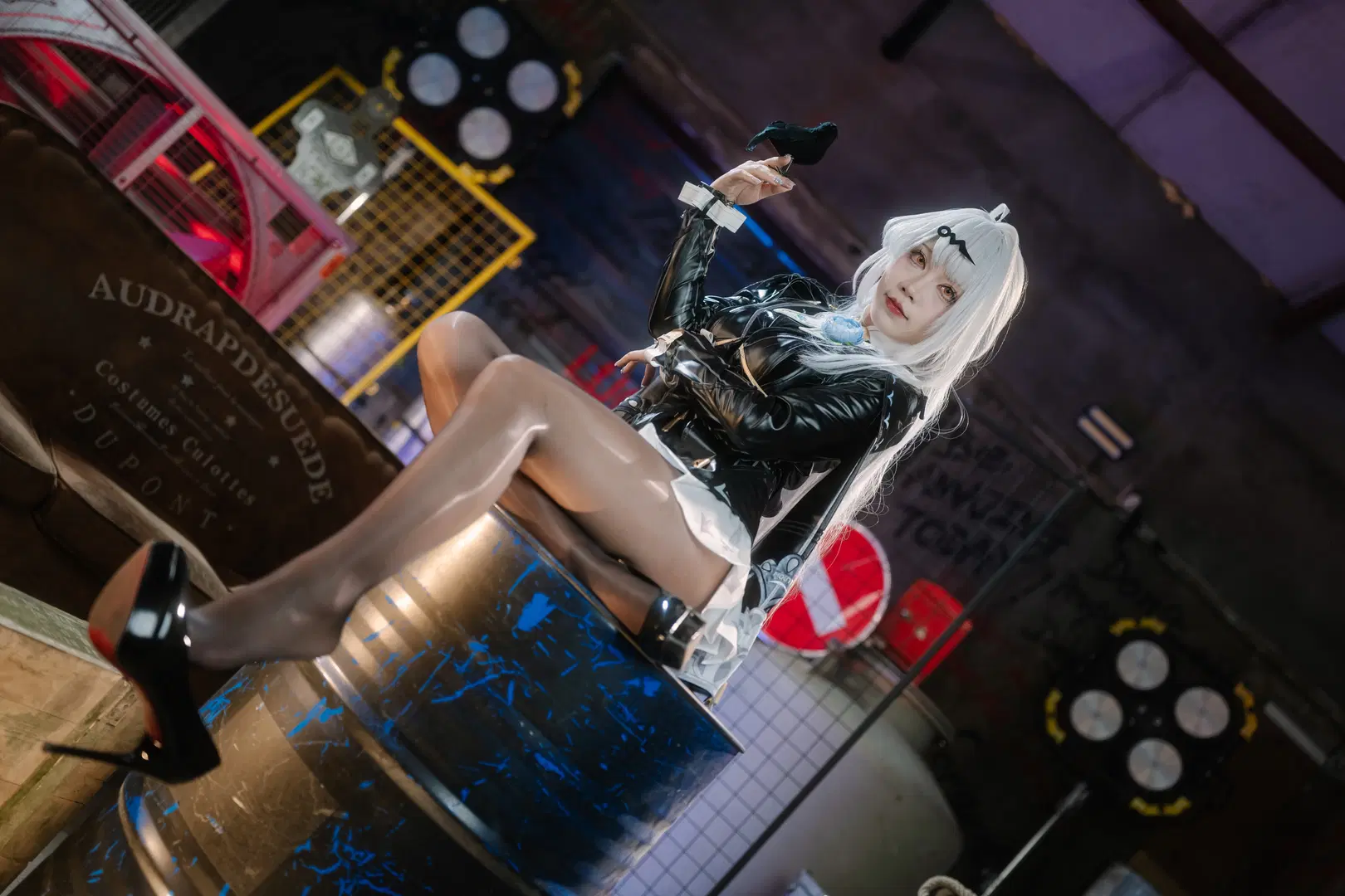 【Yixuan cosplay】Chilling Aura and Textured Patent Leather in an Industrial Venue by Takyi柒月 - Image 5