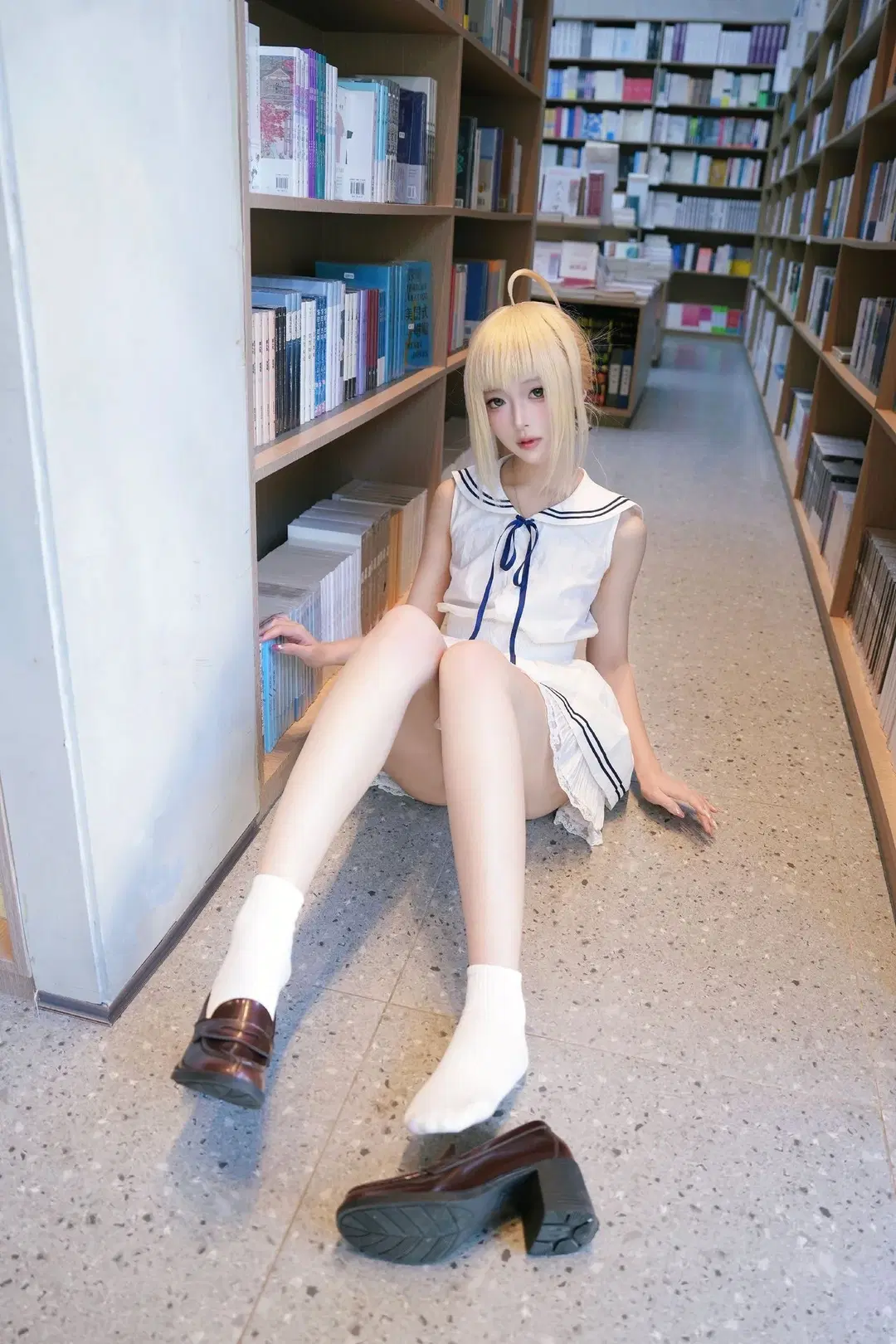 2D, Altria cosplay, Fate, Ahoge King, Library