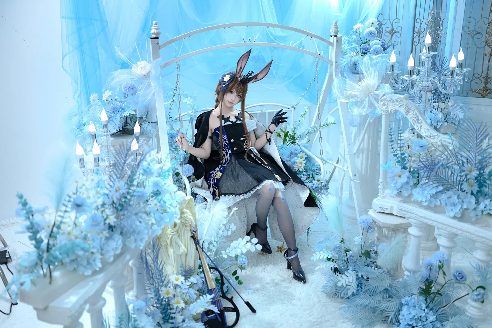 【阿米娅cos】明日方舟蓝白花海中的提琴兔耳少女 - 面包 - 第2张