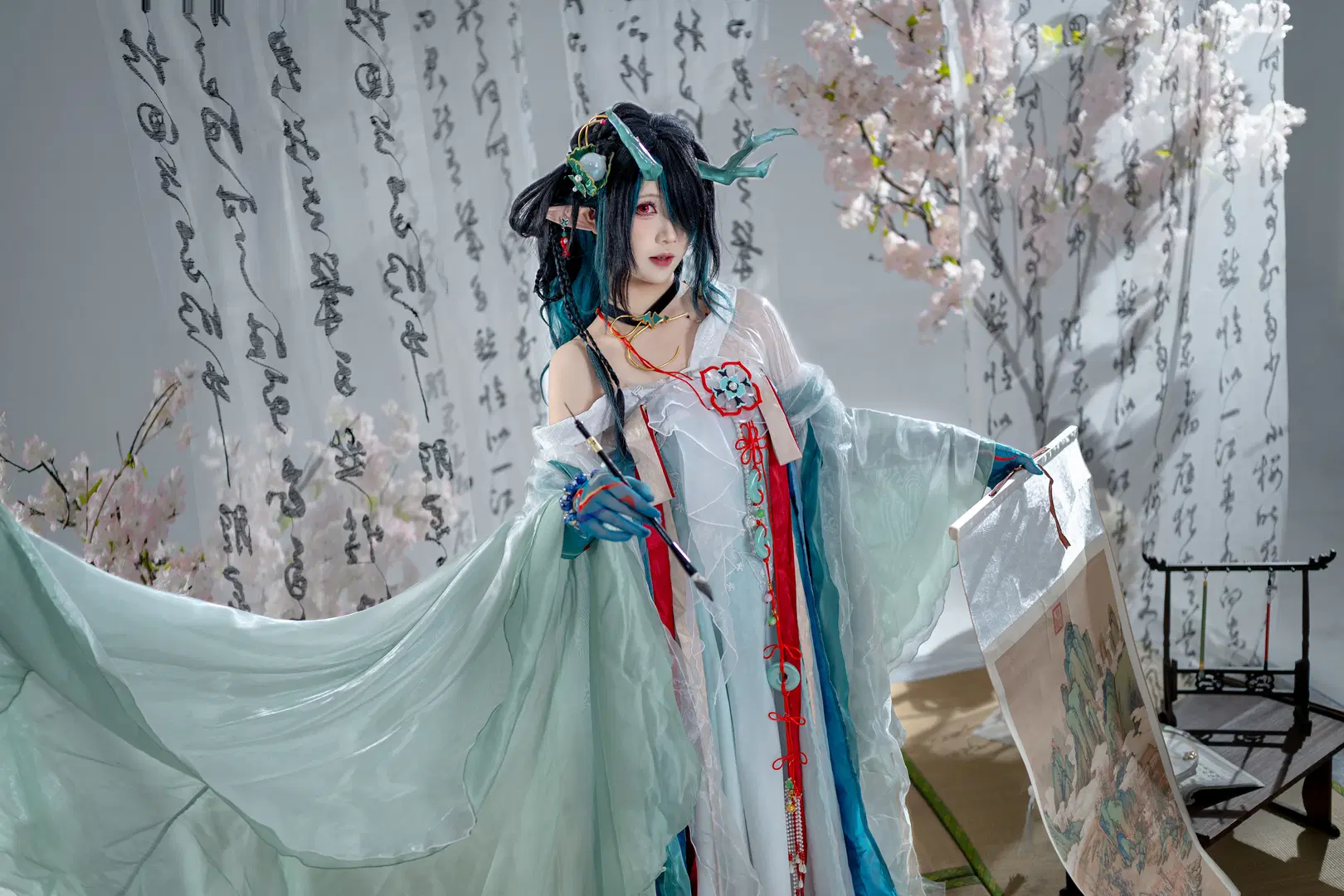 [Dusk cosplay] Aloof Ink-Wash in Arknights: A Chinese-Style Photography Rendering with Cyan Tulle and Dragon Horns by 面包 - Image 2