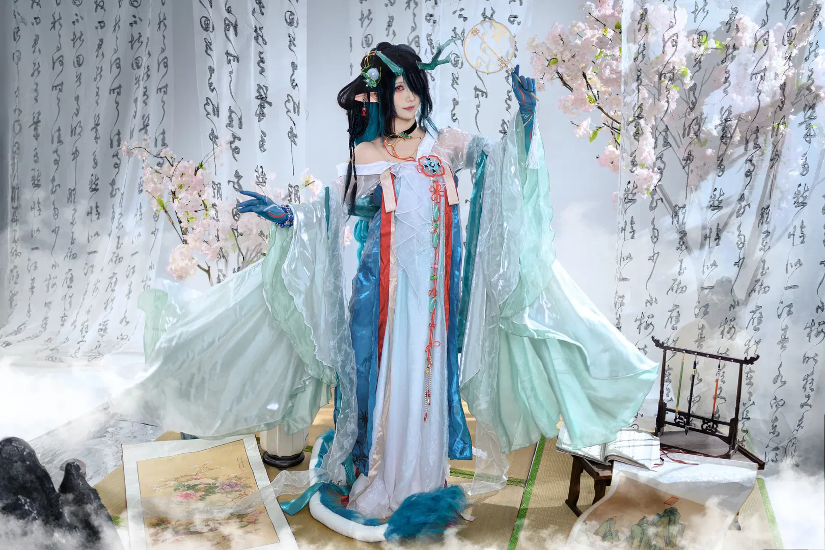 [Dusk cosplay] Aloof Ink-Wash in Arknights: A Chinese-Style Photography Rendering with Cyan Tulle and Dragon Horns by 面包 - Image 3