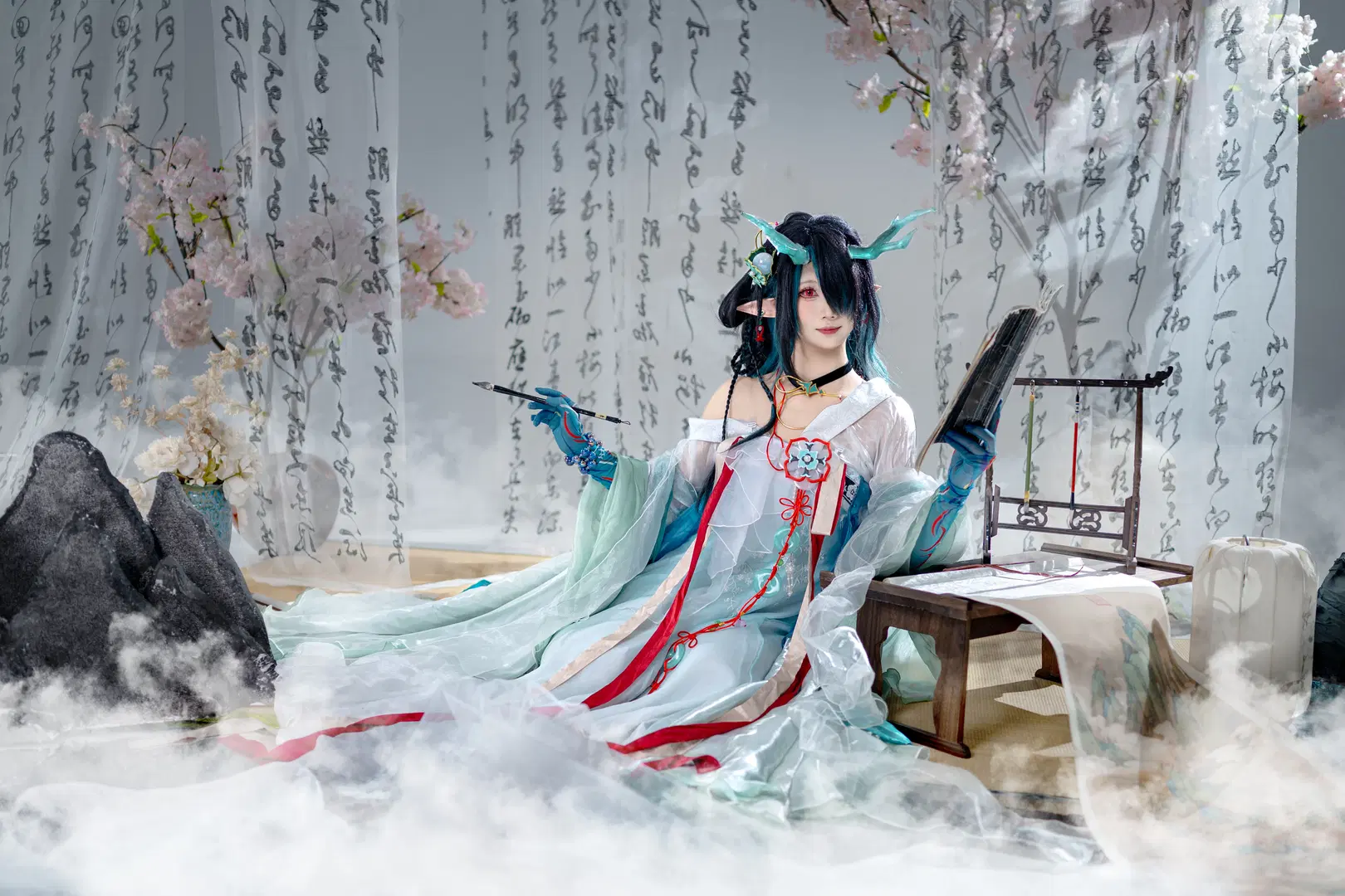 [Dusk cosplay] Aloof Ink-Wash in Arknights: A Chinese-Style Photography Rendering with Cyan Tulle and Dragon Horns by 面包 - Image 4