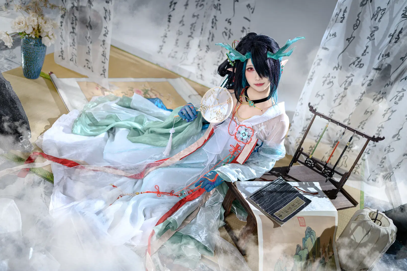 [Dusk cosplay] Aloof Ink-Wash in Arknights: A Chinese-Style Photography Rendering with Cyan Tulle and Dragon Horns by 面包 - Image 5
