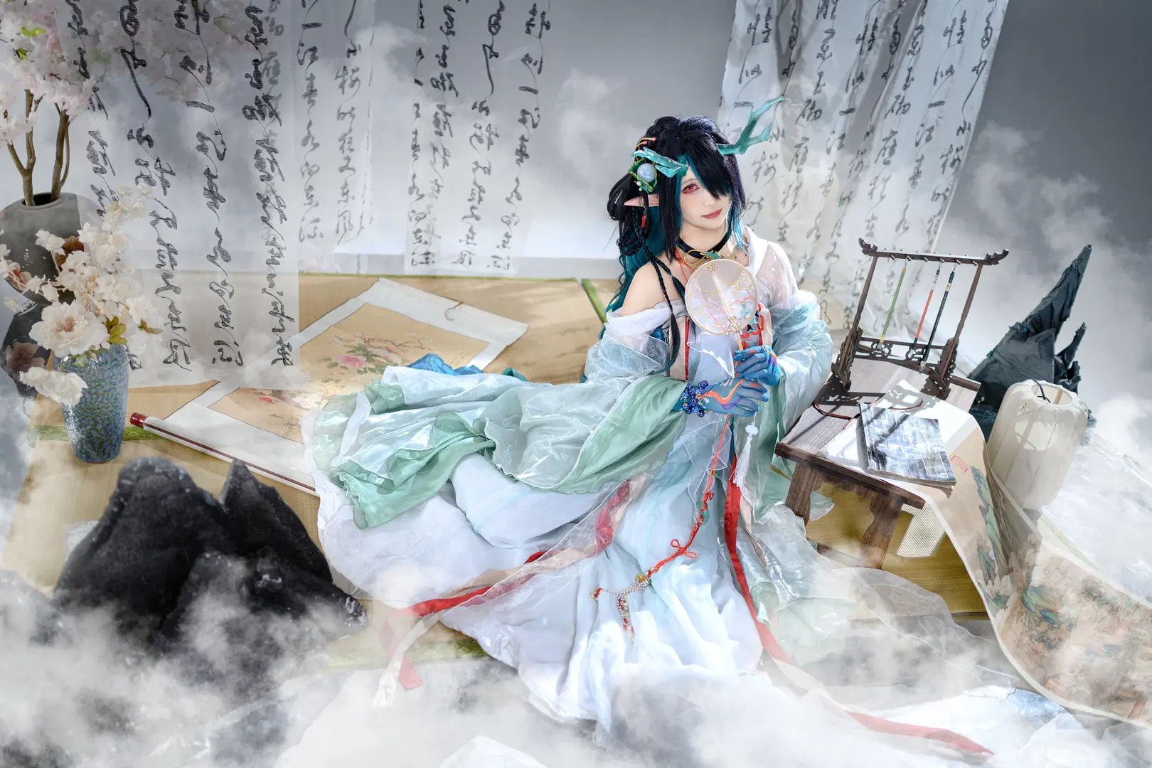 [Dusk cosplay] Aloof Ink-Wash in Arknights: A Chinese-Style Photography Rendering with Cyan Tulle and Dragon Horns by 面包 - Image 6