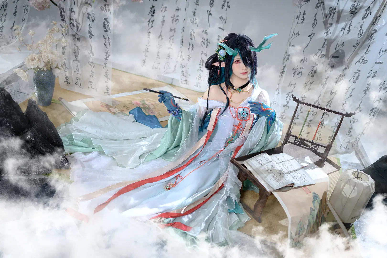 [Dusk cosplay] Aloof Ink-Wash in Arknights: A Chinese-Style Photography Rendering with Cyan Tulle and Dragon Horns by 面包 - Image 7