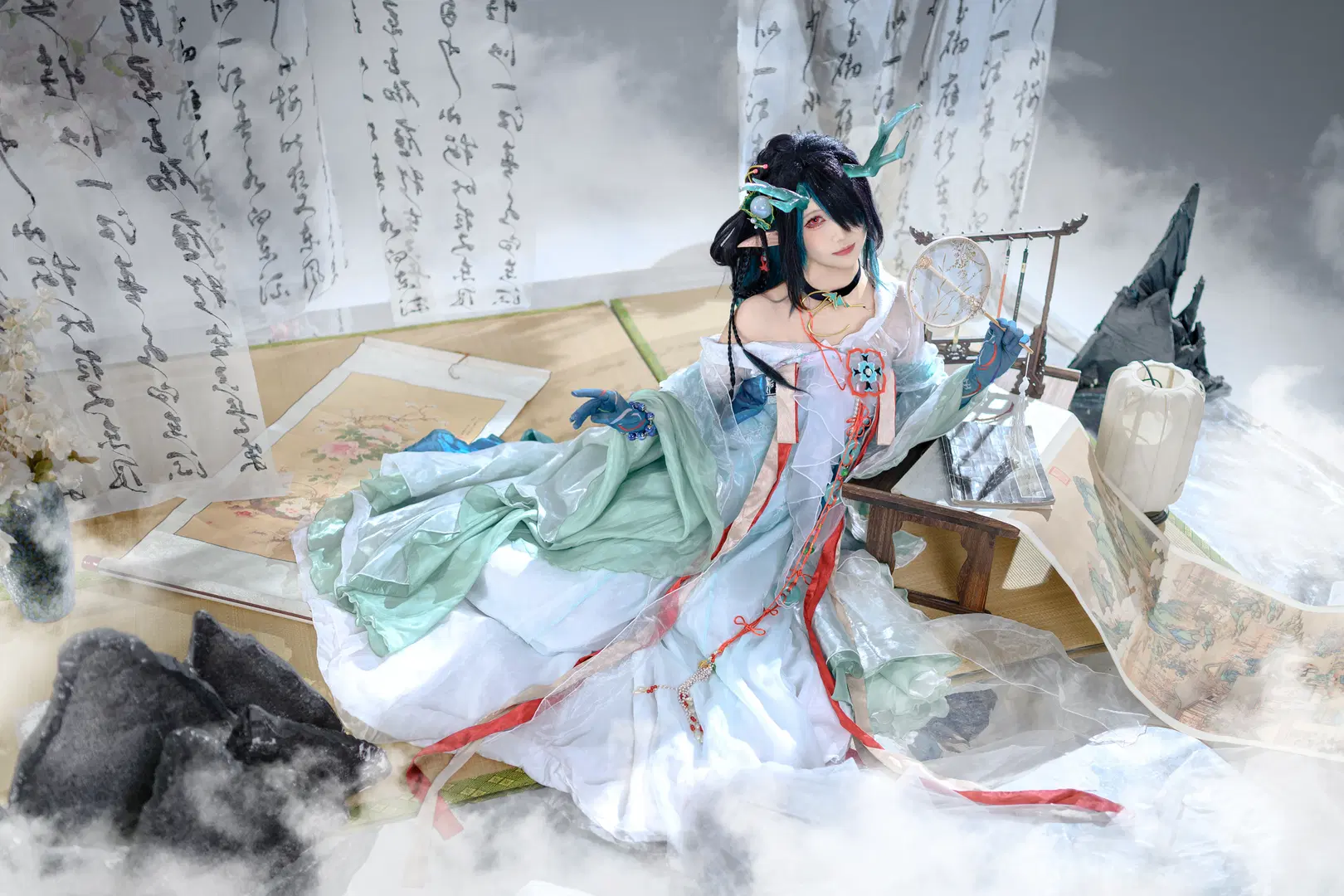 [Dusk cosplay] Aloof Ink-Wash in Arknights: A Chinese-Style Photography Rendering with Cyan Tulle and Dragon Horns by 面包 - Image 8