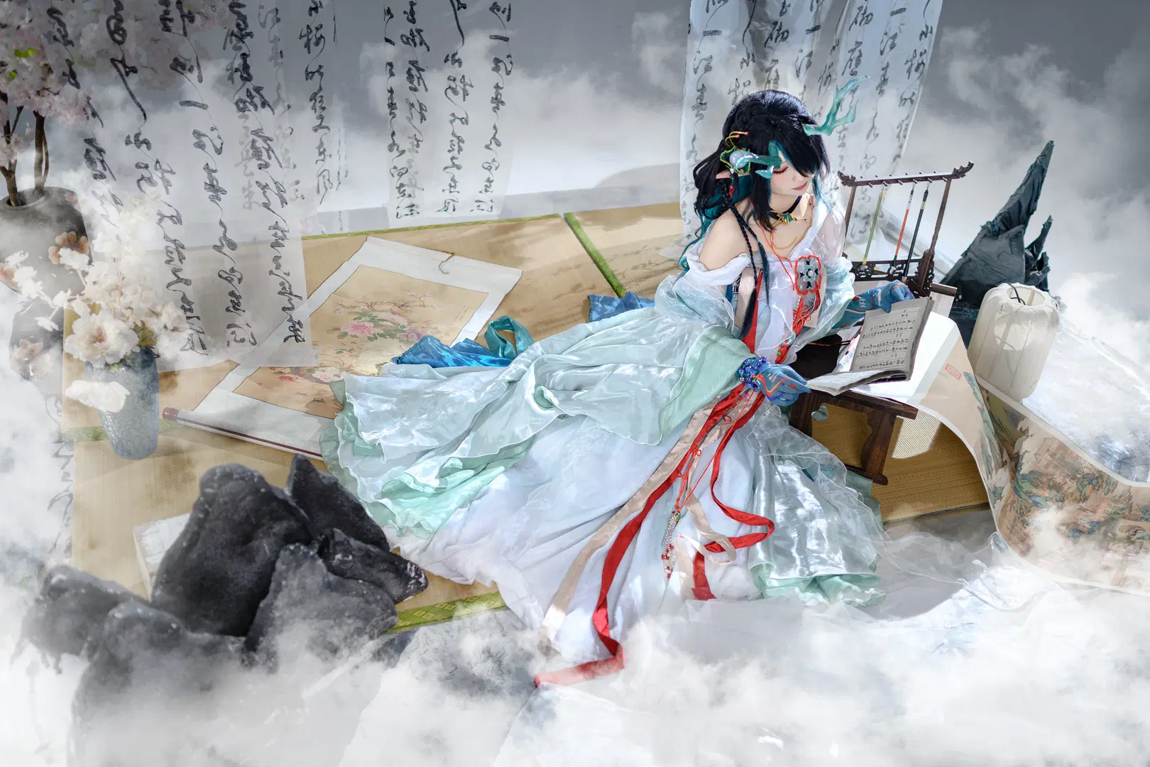 [Dusk cosplay] Aloof Ink-Wash in Arknights: A Chinese-Style Photography Rendering with Cyan Tulle and Dragon Horns by 面包 - Image 9