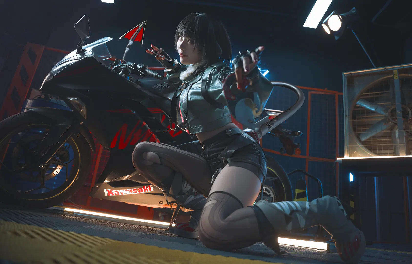 【Biker style cosplay】Leather Jacket Outfit Paired with Polearm Weapon: Maximum Texture & Cyberpunk Style by 丿蒸蒸鱼 - Image 2