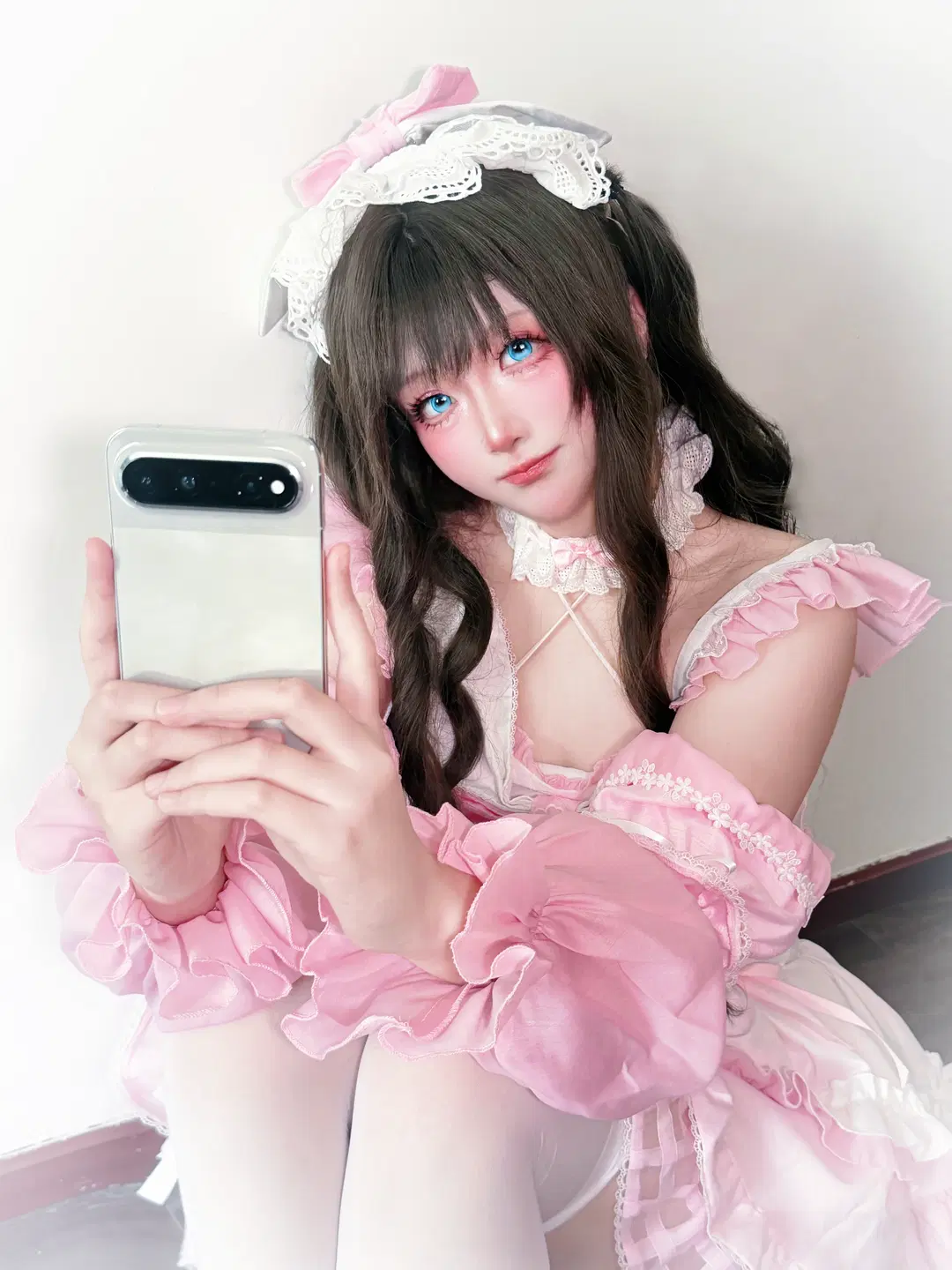 二次元穿搭, 白丝袜cos, Lolita女仆装, 宅家看漫画, 阔直板手机