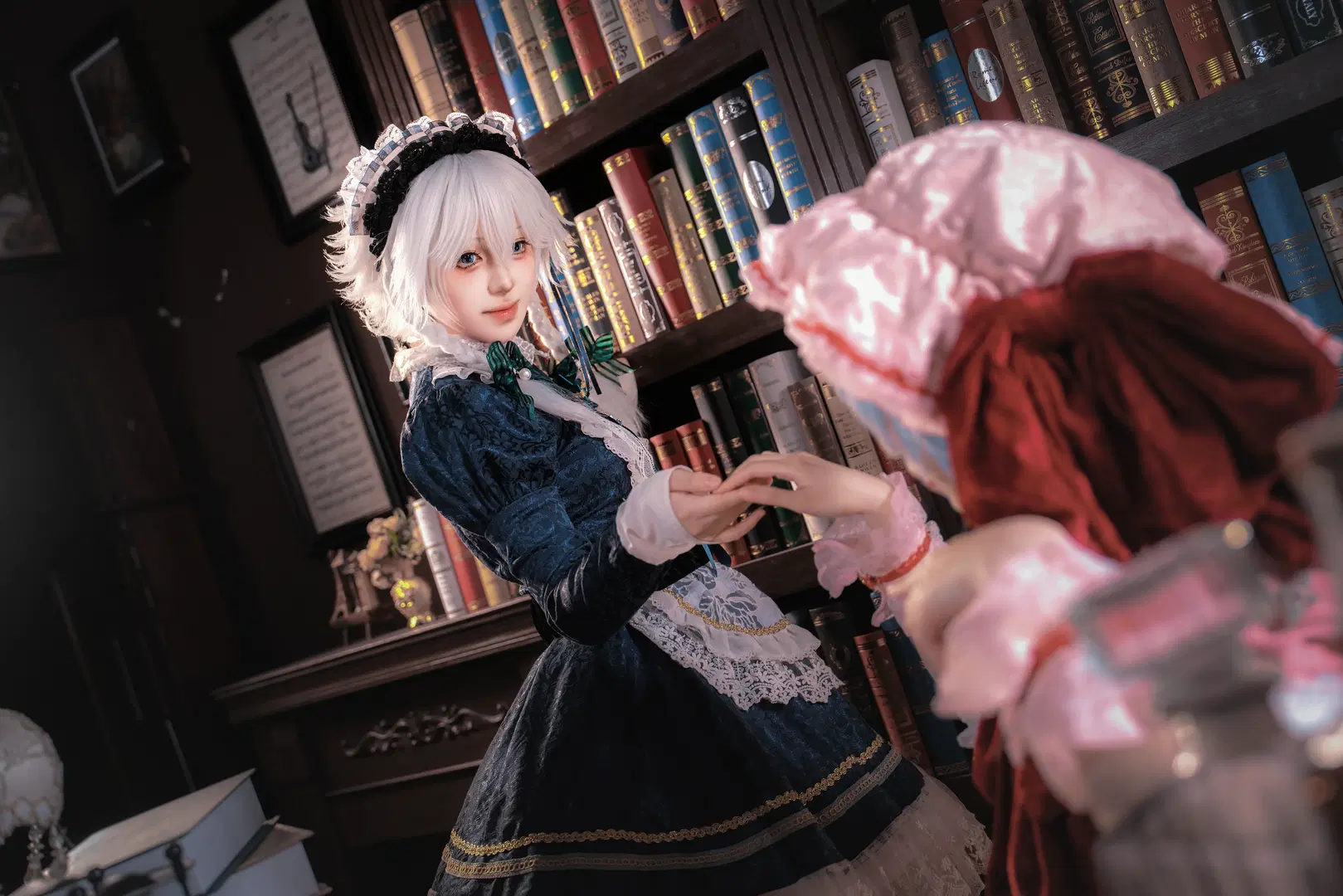 【Remilia and Sakuya Izayoi cosplay】Touhou Project: Moonlit Study Tea Party by 雾雨若叶 - Image 4