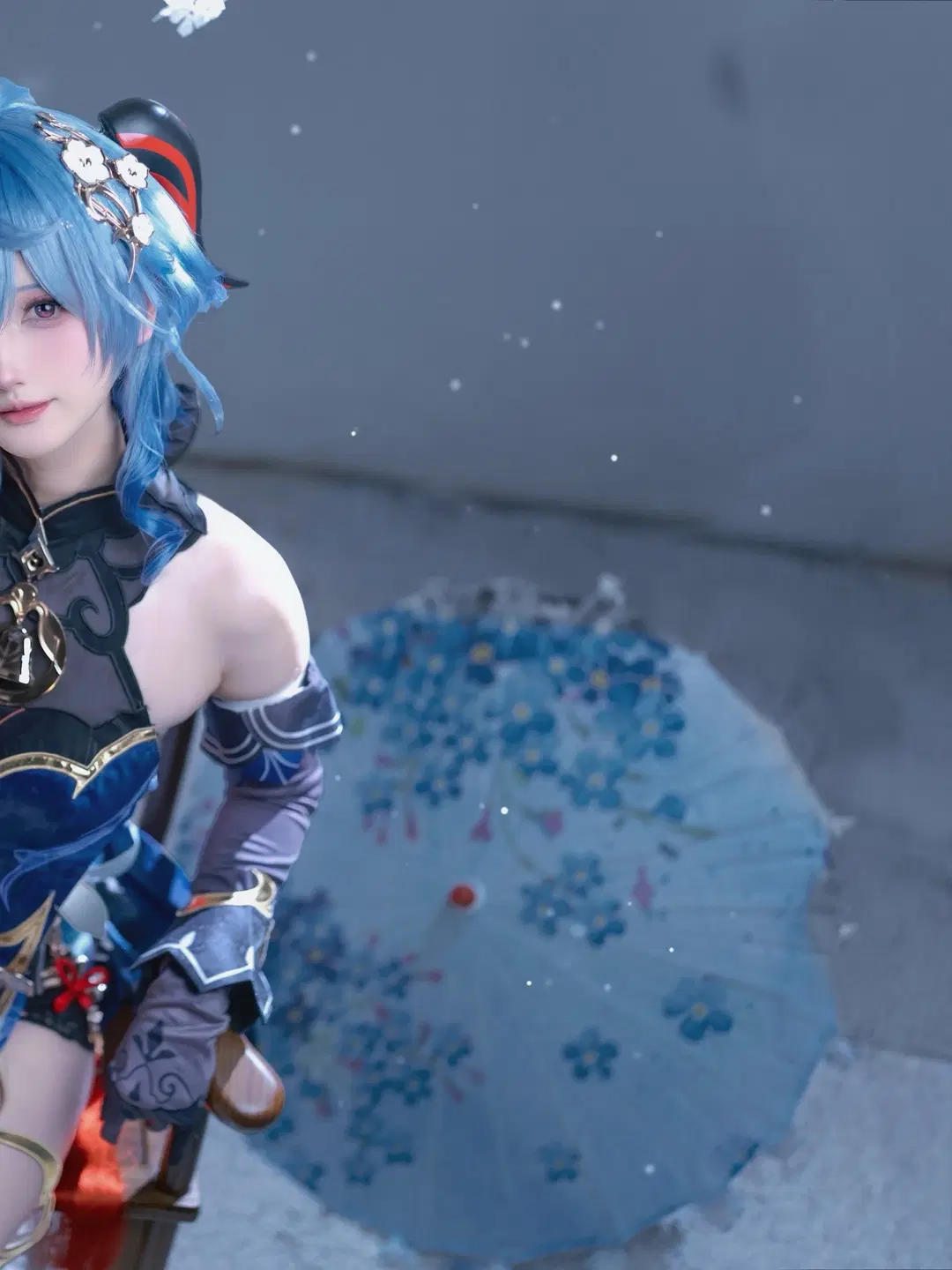 【甘雨 コスプレ】原神 海灯祭の雪景色に佇む青髪の少女 - 是_猫呀 - 3枚目