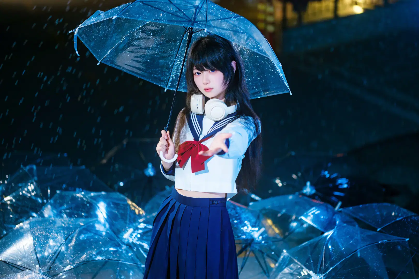 JK制服, 水手服, 雨夜氛围感, 透明伞, 情绪风人像