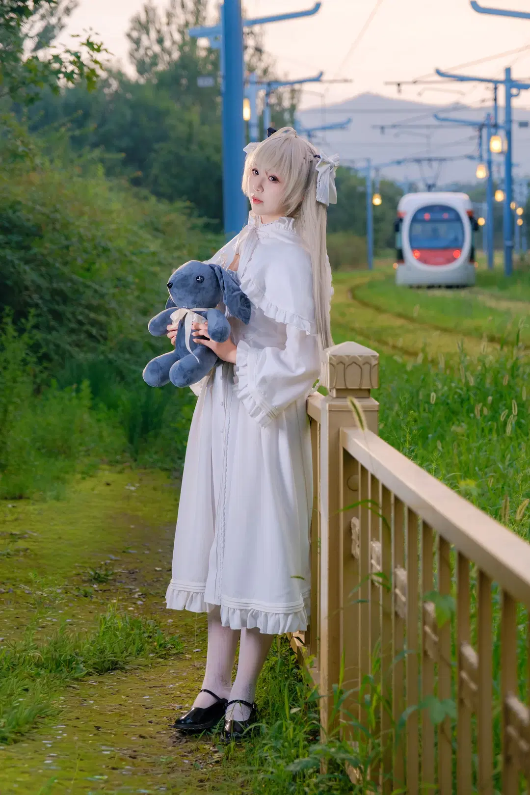 [Kasugano Sora cosplay] Twilight Tram and Sunset Glow: White Stockings Lolita Anime-style outdoor photoshoot by 幻影消失 - Image 5