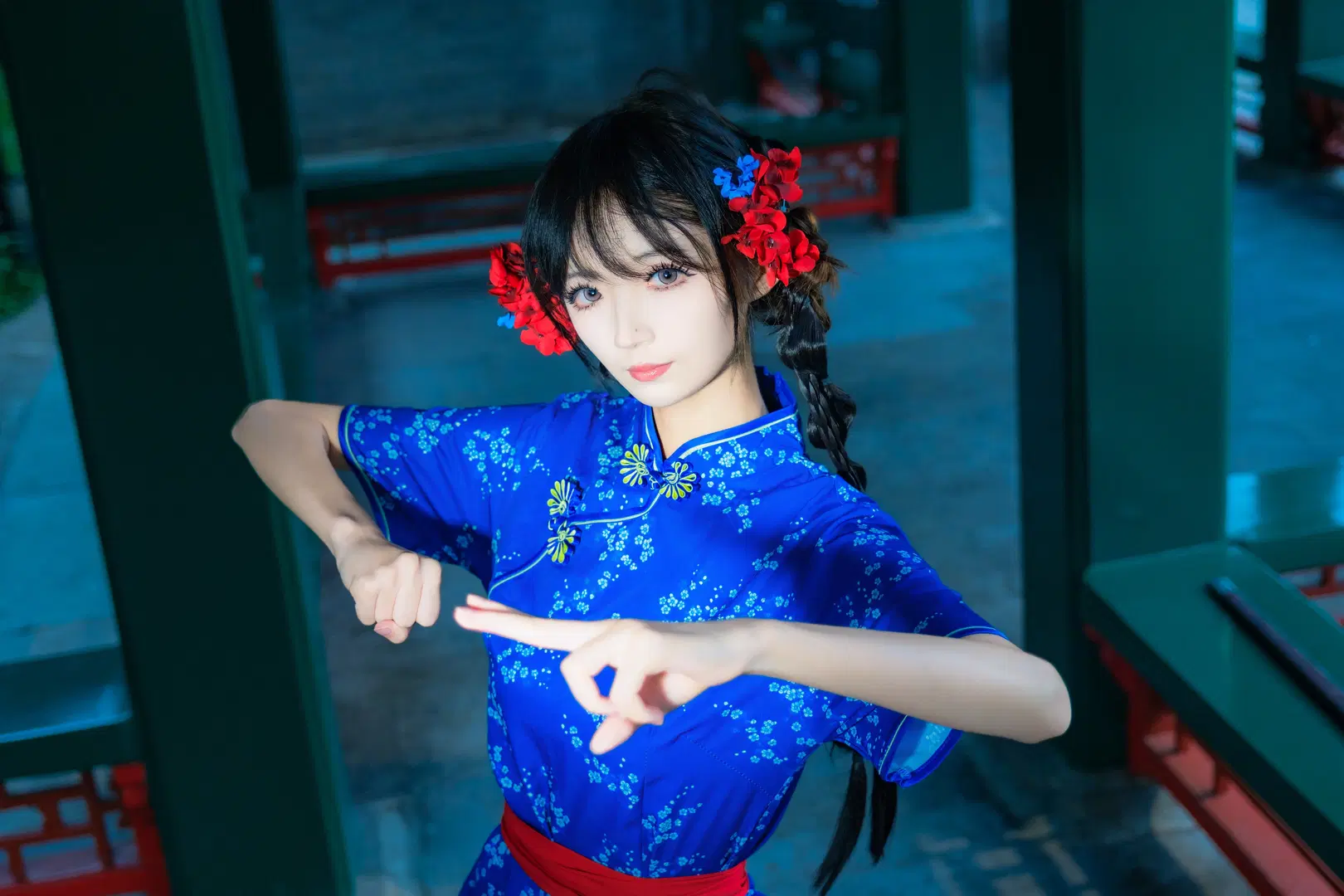 【中華娘】陶然亭の滝のほとりに佇む国風少女：青い上着と紅の袴に長剣を携えたチャイナドレス撮影 - 幻影消失 - 4枚目