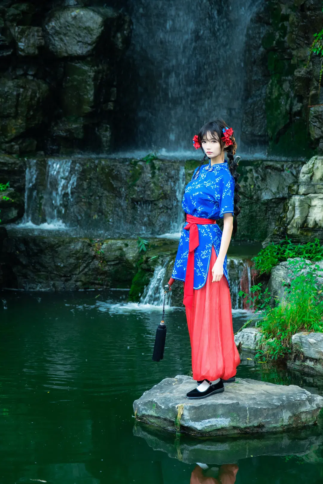【中華娘】陶然亭の滝のほとりに佇む国風少女：青い上着と紅の袴に長剣を携えたチャイナドレス撮影 - 幻影消失 - 5枚目