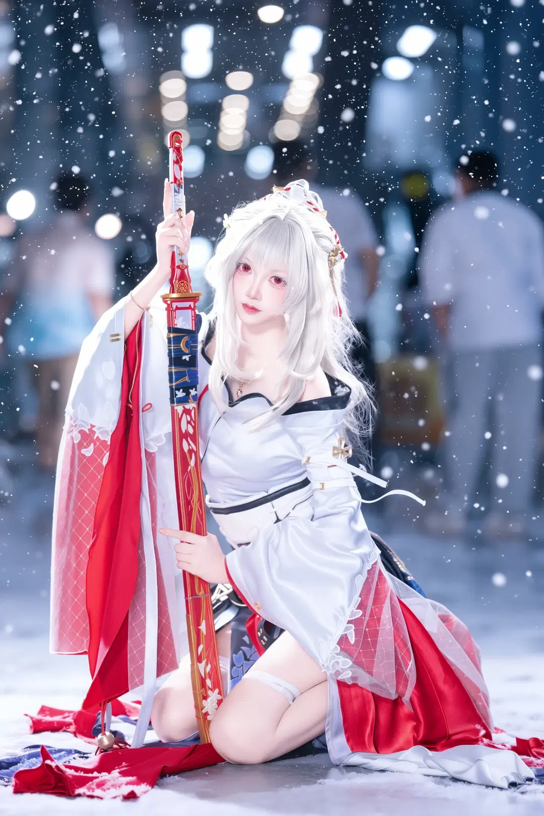 【緋雪cos】鳴潮紅白和風戰袍，雪地裡的長刀客 - 桌了个子（摄影版） - 第2張