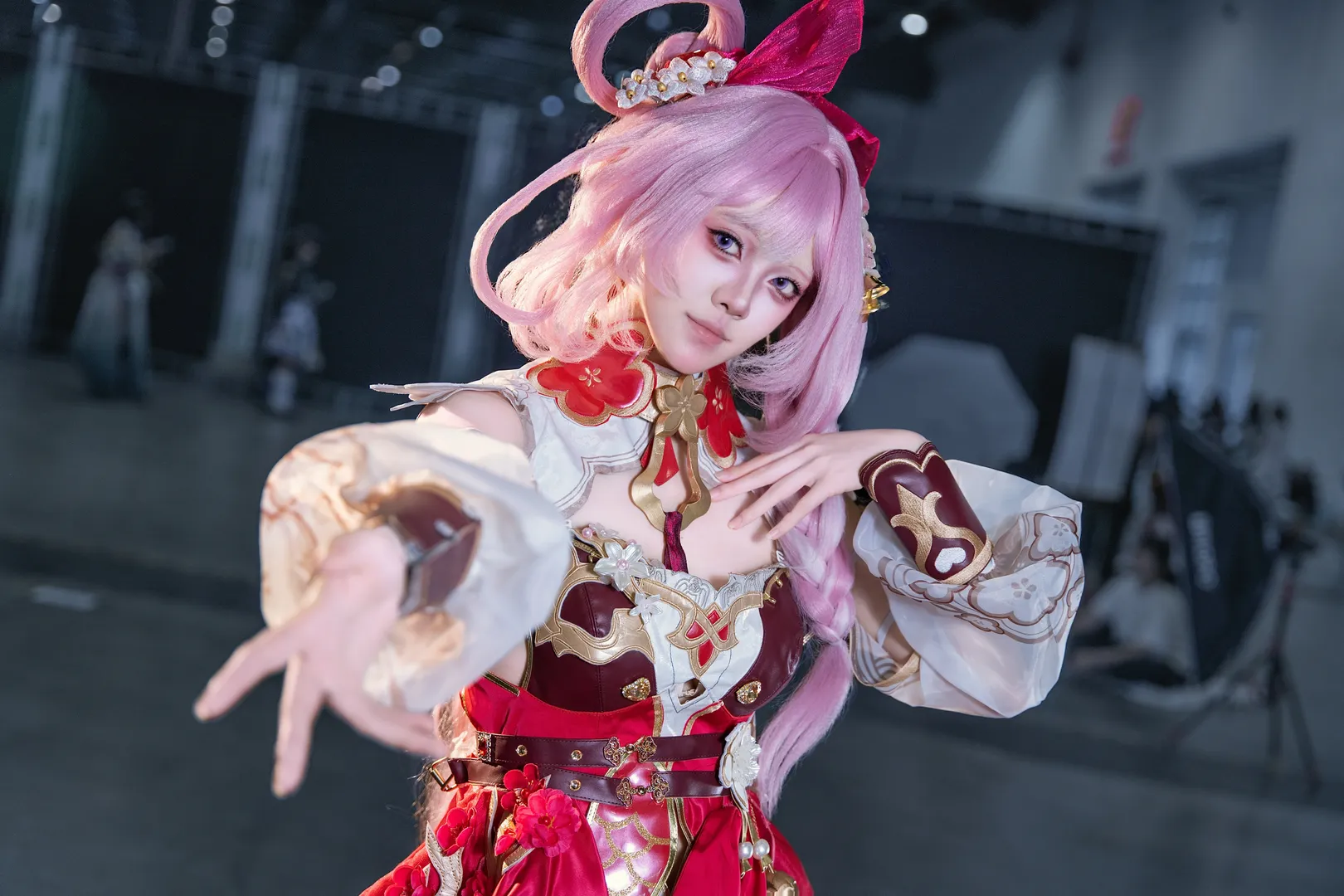 爱莉希雅cos, 棚拍, cosplay摄影, 粉发cos, 春好桃夭cos - 第2张