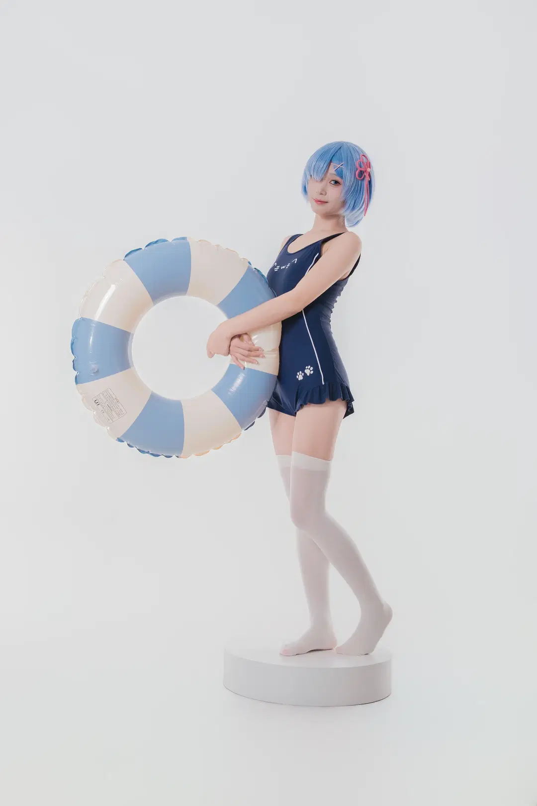 【レム コスプレ】Re:ゼロから始める異世界生活、白ホリスタジオで魅せる夏のスクール水着 - 江城 - 2枚目