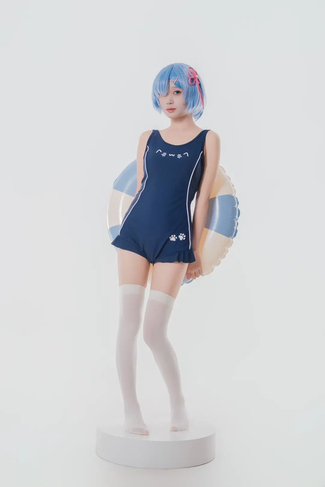 【レム コスプレ】Re:ゼロから始める異世界生活、白ホリスタジオで魅せる夏のスクール水着 - 江城 - 3枚目