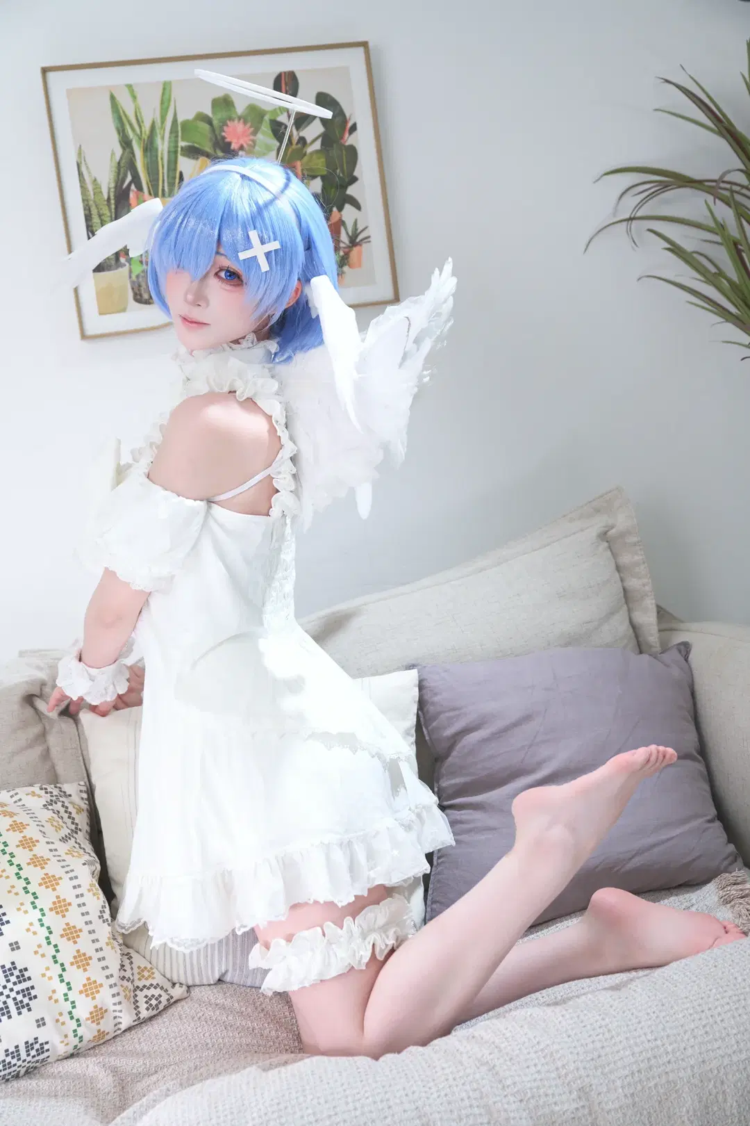 室内摄影, 蕾姆cos, 蓝色假发, 天使装扮, 白裙写真