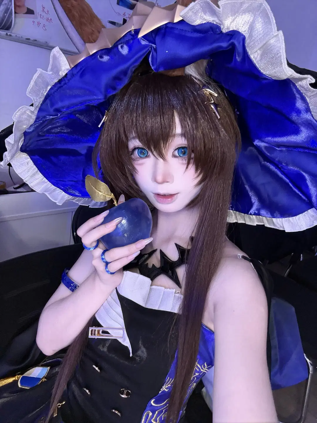 阿米婭cos, 黑絲, 兔兔吃蘋果, 藍色大帽子, 藍瞳美少女