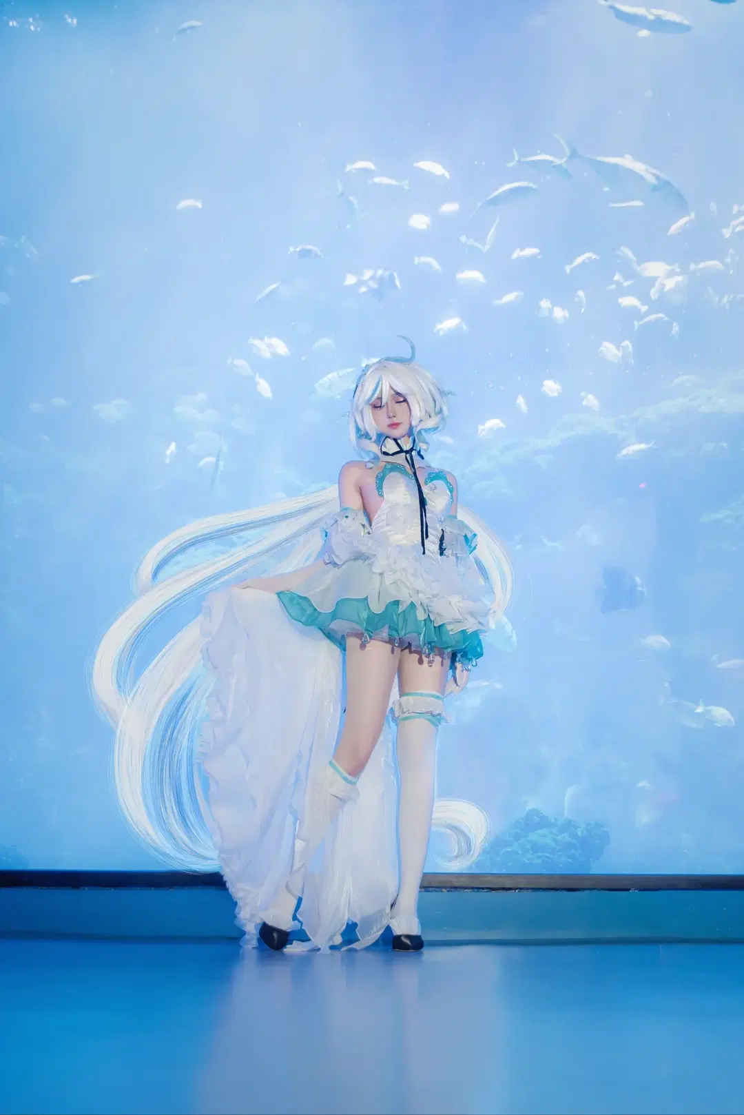 原神, 芙宁娜cos, 白丝, 水族馆拍照, 青岛海边