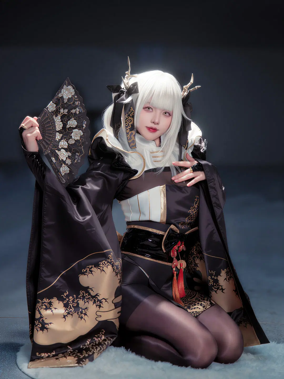 [Blanc: White Rabbit cosplay] Goddess of Victory: Live-Action Rendition of Black and Gold Elements by 黄鸡子 - Image 2