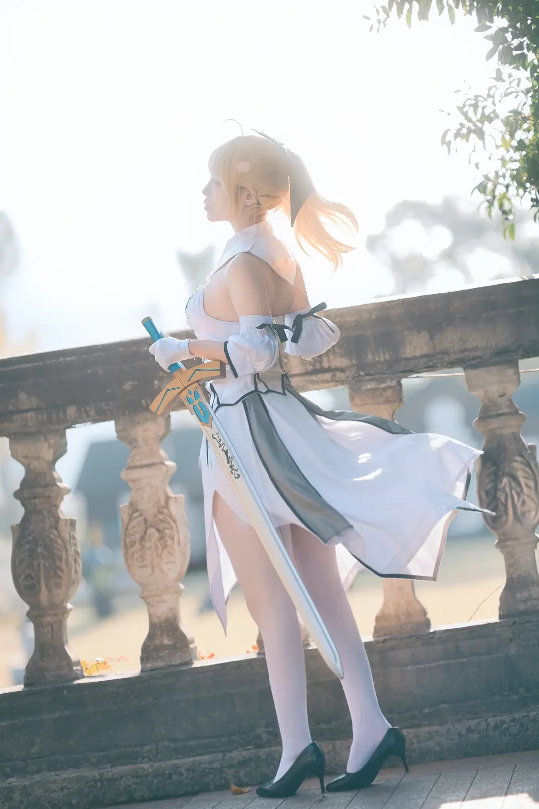 Cosplay photoshoot, Fate/Grand Order, Backlit atmosphere, White stockings, Artoria Pendragon (Lily) cosplay