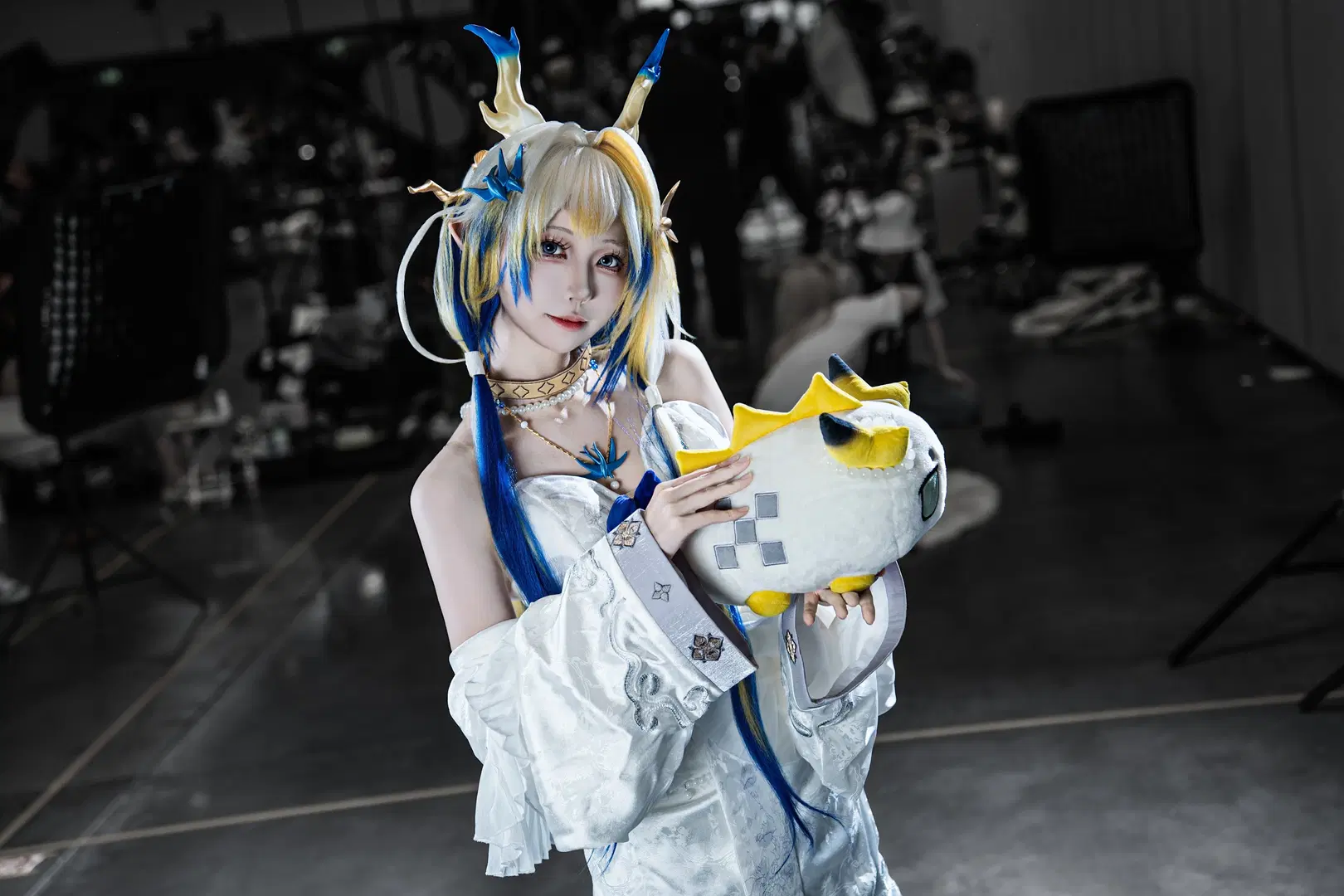 【シュウ コスプレ】アークナイツ シュウ、扇子が軽やかに舞う白と青の佇まい - 硫酸铅沉淀（想拍正片版 - 10枚目