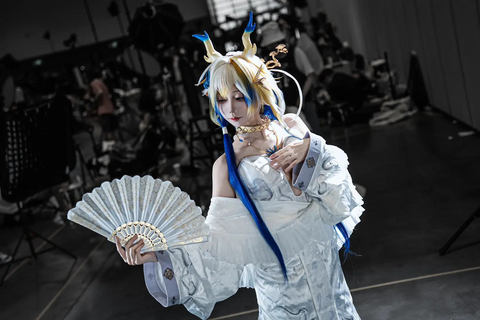 【シュウ コスプレ】アークナイツ シュウ、扇子が軽やかに舞う白と青の佇まい - 硫酸铅沉淀（想拍正片版 - 4枚目