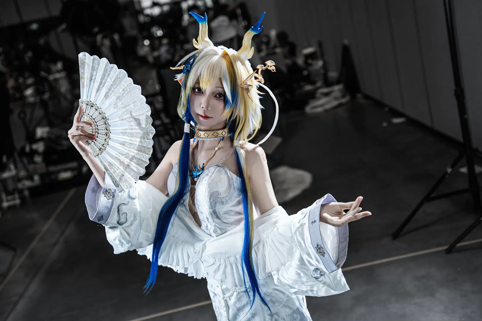 【シュウ コスプレ】アークナイツ シュウ、扇子が軽やかに舞う白と青の佇まい - 硫酸铅沉淀（想拍正片版 - 5枚目