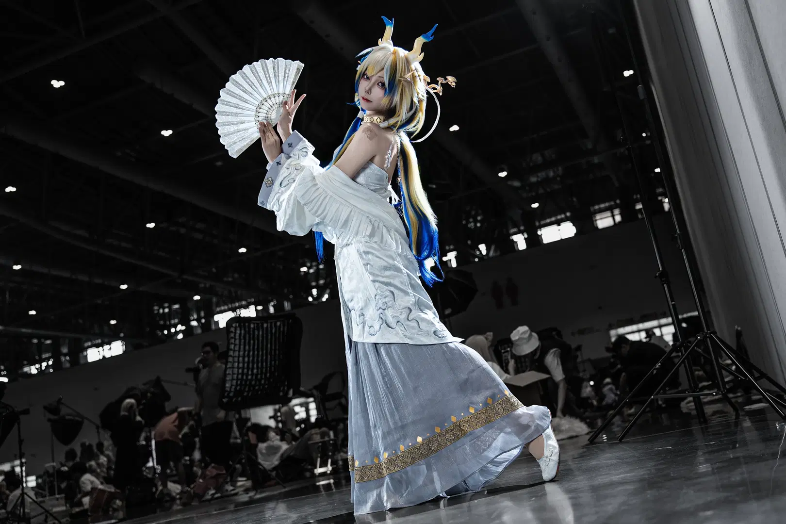 【シュウ コスプレ】アークナイツ シュウ、扇子が軽やかに舞う白と青の佇まい - 硫酸铅沉淀（想拍正片版 - 6枚目