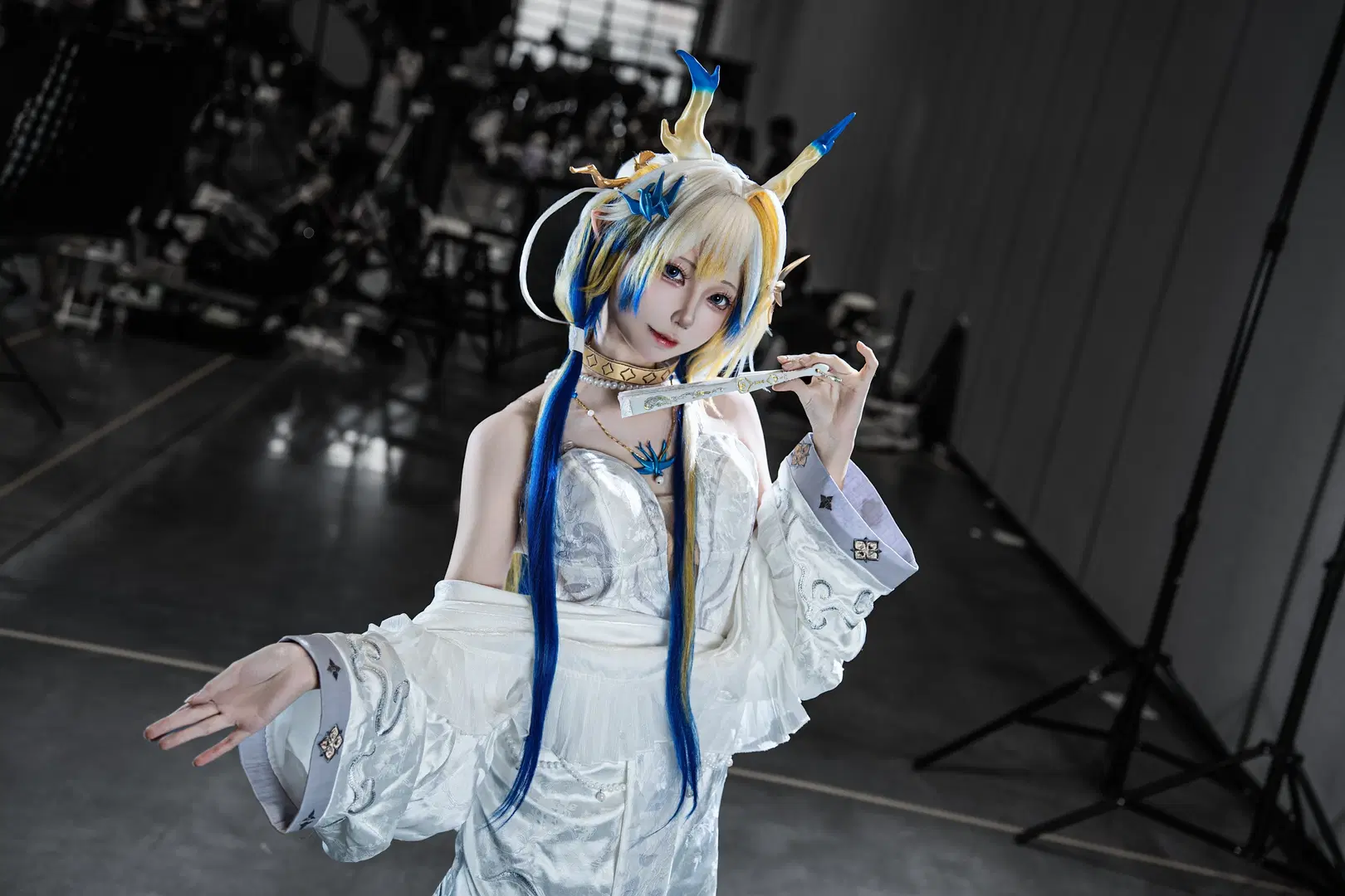 【シュウ コスプレ】アークナイツ シュウ、扇子が軽やかに舞う白と青の佇まい - 硫酸铅沉淀（想拍正片版 - 7枚目