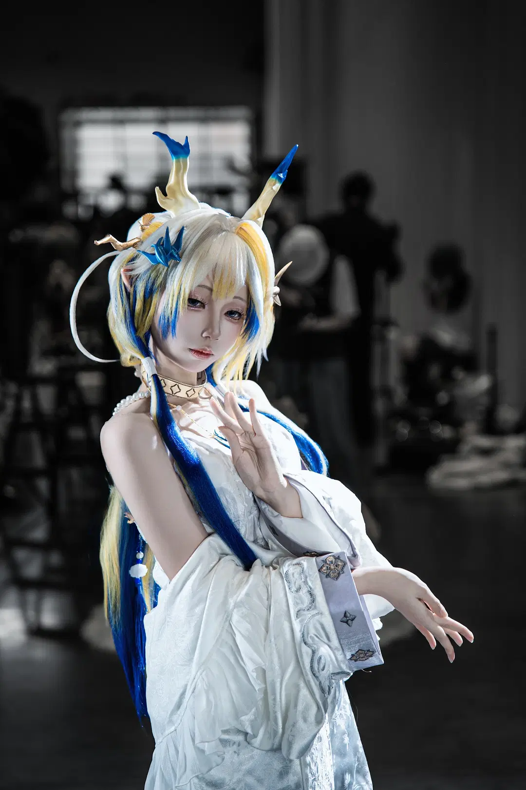 【シュウ コスプレ】アークナイツ シュウ、扇子が軽やかに舞う白と青の佇まい - 硫酸铅沉淀（想拍正片版 - 8枚目