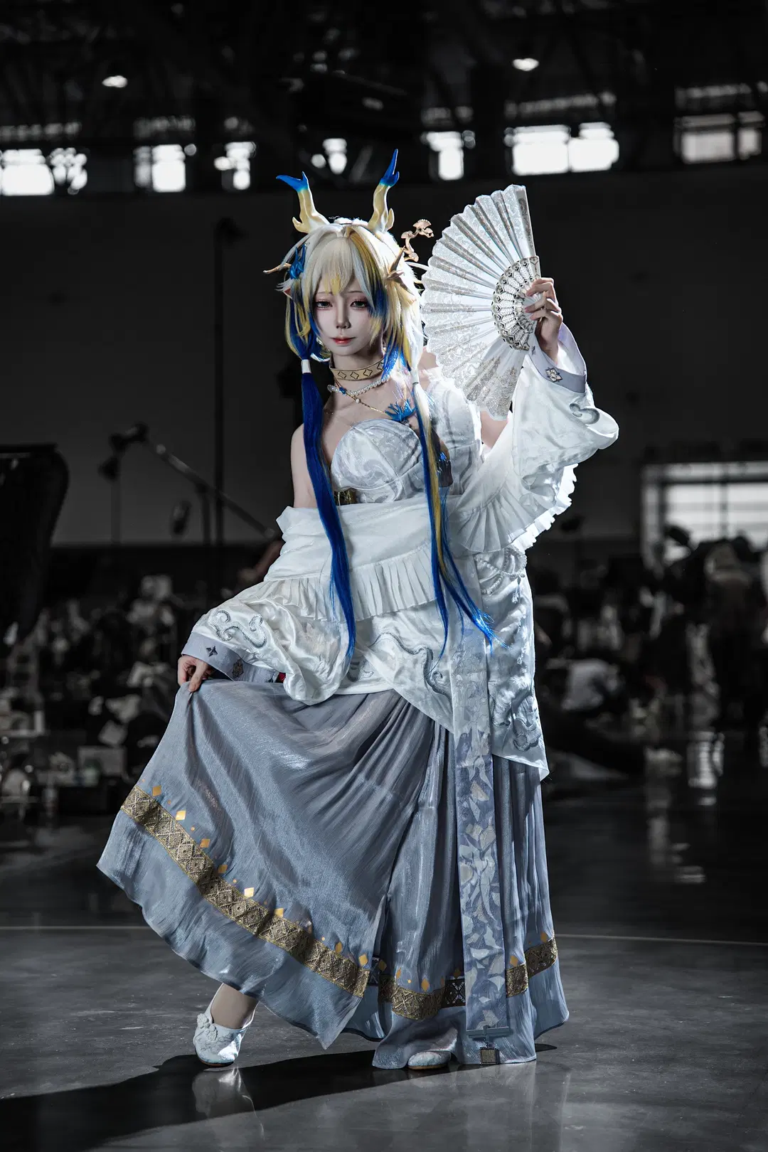 【シュウ コスプレ】アークナイツ シュウ、扇子が軽やかに舞う白と青の佇まい - 硫酸铅沉淀（想拍正片版 - 9枚目