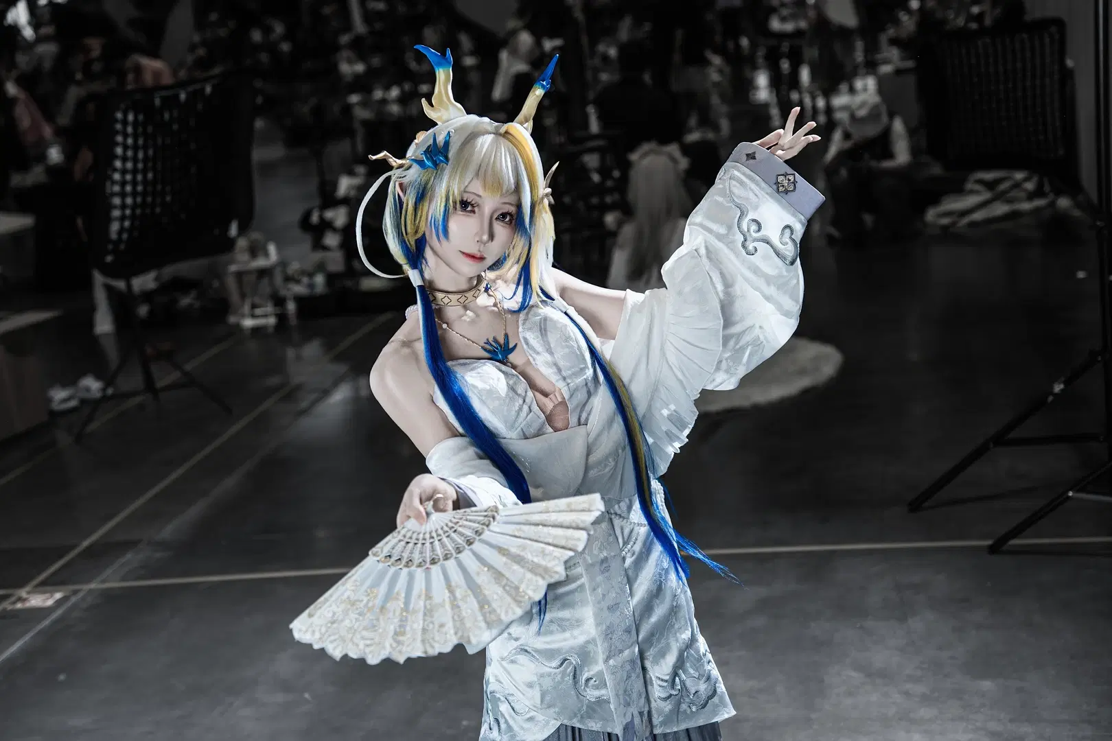 【黍cos】明日方舟漫展场照，蓝金长发与白蓝长裙的视觉张力 - 硫酸铅沉淀（想拍正片版 - 第2张