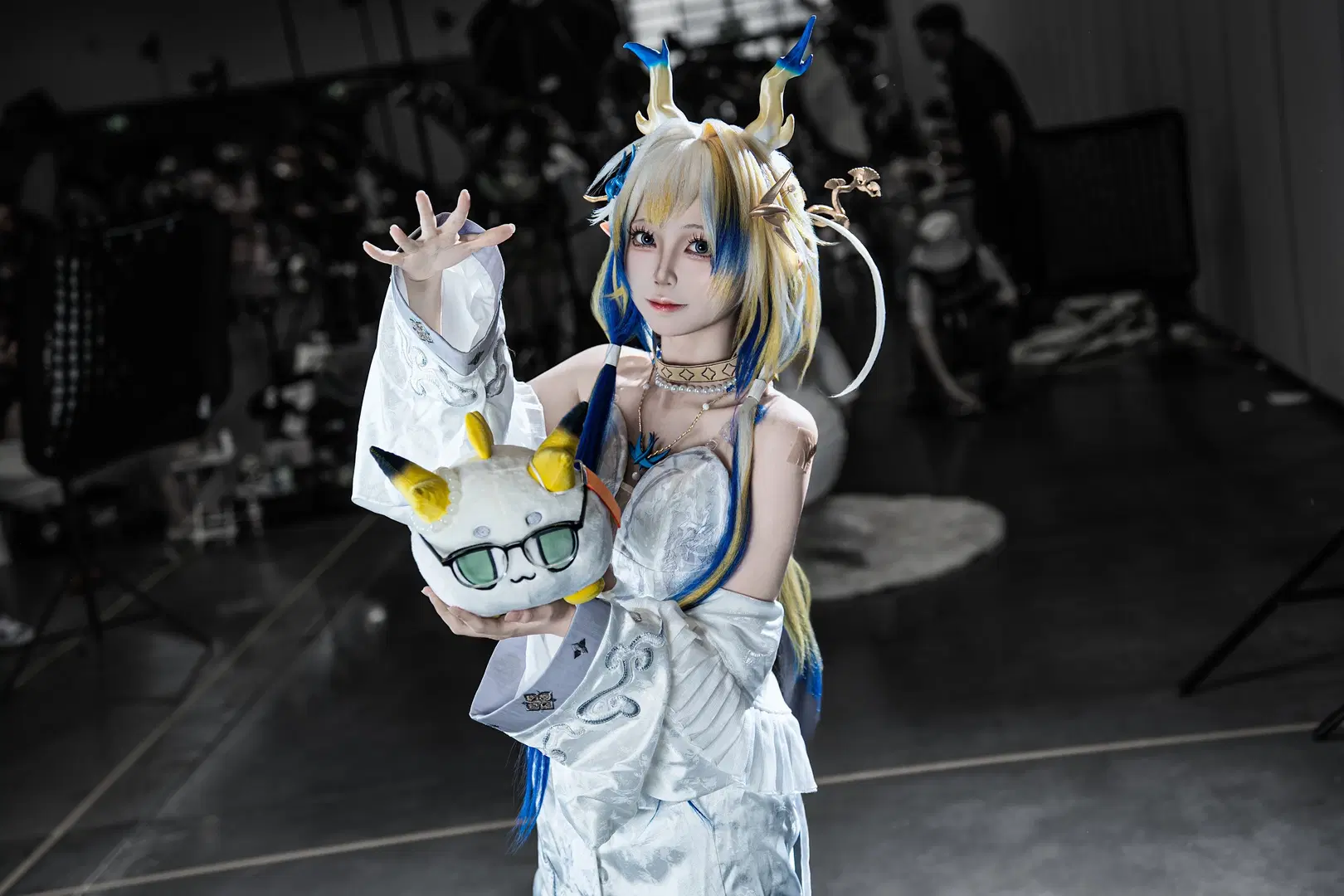 【黍cos】明日方舟漫展场照，蓝金长发与白蓝长裙的视觉张力 - 硫酸铅沉淀（想拍正片版 - 第4张
